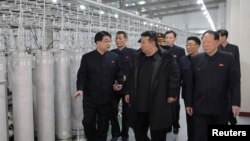 2025년 1월 29일 김정은 북한 국무위원장이 비공개 장소의 핵물질 생산기지와 핵무기 연구소를 둘러보고 있다.