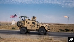 资料照片：在叙利亚东部油田巡逻的美军部队。(2019年10月28日) 