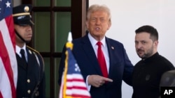 Predsendik SAD Donad Tramp i predsednik Ukrajine Volodimir Zelenski, ispred ulaza u Belu kuću, u Vašingtonu, 28. februara 2025.