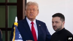 Le président Donald Trump et son homologue ukrainien Volodymyr Zelensky sur le parvis de la Maison Blanche.