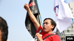 រូបឯកសារ៖ លោក វន់ ពៅ​ ប្រធាន​​សមាគមន៍​សេដ្ឋកិច្ច​ក្រៅប្រព័ន្ធ​និង​ប្រជាធិបតេយ្យ​ (IDEA) លើកដៃ​ទៅកាន់​ក្រុម​កម្មករ​ប្រហែល​ជាង​៣០០​នាក់ ​ក្នុងពេលប្រារព្ធ​ទិវា​ពលកម្ម​អន្តរជាតិ​ នៅ​ទីក្រុង​ភ្នំពេញ កាលពីថ្ងៃទី​១​ ខែឧសភា ឆ្នាំ ២០១៦​។