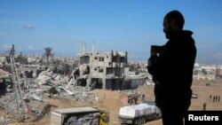 Truk bantuan bergerak di sepanjang jalan setelah menyeberang ke Gaza, menyusul gencatan senjata antara Israel dan Hamas, di Rafah di Jalur Gaza selatan, 25 Januari 2025. (Foto: REUTERS/Hatem Khaled)