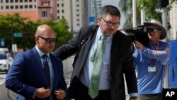 Volt Nauta, saradnik bivšeg predsjednika Donalda Trampa, ispred sudnice u Majamiju (Foto: AP/Rebecca Blackwell)