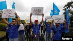Aktivis berbaris menuju Kedutaan Besar AS dalam aksi unjuk rasa damai menandai Hari Hak Asasi Manusia Internasional di Jakarta, Indonesia, 10 Desember 2019. REUTERS / Willy Kurniawan