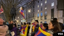 2024年12月10日，国际人权日，抗议者聚集在伦敦的中国大使馆外。他们高举标语声援维吾尔人、藏人、香港人及其他受中国政府迫害的群体，呼吁停止人权侵犯，并释放所有政治犯。(美国之音/李伯安)