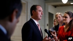 众议院情报委员会主席谢安达(Rep. Adam Schiff, D-CA)在国会接受媒体采访。（2018年2月15日）