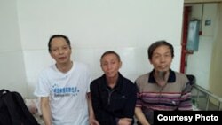 湖南民运人士李旺阳(左)(资料照片)