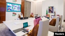 Raja Salam bin Abdulaziz memberikan pidato secara virtual untuk membuka KTT G20 didampingi Putra Mahkota Mohammed bin Salman di Riyadh, Arab Saudi, Sabtu, 21 November 2020. (Foto: Saudi Royal Court via Reuters)