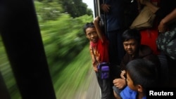 Remaja tuna wisma bermain di kereta api di Jakarta. (Foto: Dok)