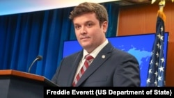 资料照—2025年6月26日，美国国务院副发言人汤米·皮戈特在国务院主持每日新闻发布会。