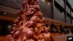 Patung Pillar of shame yang dibuat untuk mengenang korban tragedi Tiananmen tertampang di Universitas Hong Kong pada 13 Oktober 2021. Patung tersebut dibuat oleh pemahat asal Denmark Jens Galschioet. (Foto: AP/Kin Cheung)