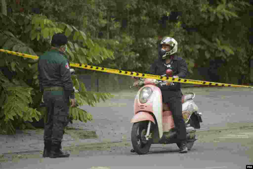 អាជ្ញាធររឹតបន្តឹងការធ្វើដំណើរ ក្នុងអំឡុងពេលដាក់បំរាមគោចរ ដើម្បីទប់ស្កាត់ការរីរាលដាល នៃជំងឺកូវីដ១៩ រាជធានីភ្នំពេញថ្ងៃទី១៥ ខែមេសា ឆ្នាំ២០២១។ (ហ៊ាន សុជាតា/វីអូអេ)