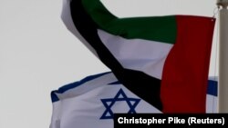 Bendera Emirat dan Israel berkibar saat kedatangan delegasi Israel dan AS di Bandara Internasional Abu Dhabi, di Abu Dhabi, Uni Emirat Arab, 31 Agustus 2020. (Foto: REUTERS/Christopher Pike)