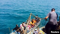 'Yan gudun hijira a Yemen suke shiga wani jirgin dakon mai.