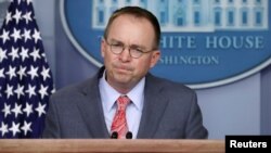 白宫代理办公厅主任马尔瓦尼在记者会上回答问题。(2019年10月17日)