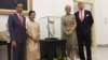Raja Belanda Willem-Alexander dan Ratu Maxima (kanan) saat menyerahkan keris Pangeran Diponegoro kepada Presiden Joko Widodo dan Ibu Irina di Istana Bogor, Jawa Barat, 10 Maret 2020.(Foto: dok).