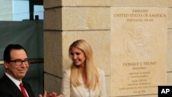 Ćerka predsednika Trampa Ivanka Tramp i sekretar za finansije Stiv Mnučin prisustvuju ceremoniji otvaranja nove američke ambasade u Jerusalimu 14. maja 2018.