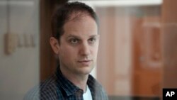 ARHIVA - Novinar Vol strit žurnala Evan Gerškovič stoji u staklenom kavezu za optuženike u sudnici u Moskvi, u Rusiji, 10. oktobra 2023.