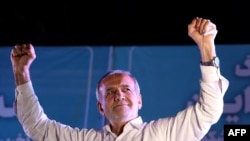 伊朗改革派候选人佩泽什基安(Masoud Pezeshkian)赢得第二轮的总统选举，他承诺以和平方式，解决因伊朗快速推进核计划而造成与西方之间的紧张僵局。（资料照：2024年7月3日）