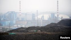 中国河南汝州一个煤矿堆积的低等级煤炭。（2021年11月4日）