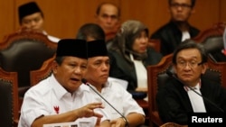 Prabowo Subianto (kiri) dan Hatta Rajasa (tengah) di Mahkamah Konstitusi di Jakarta, 6 Agustus 2014.