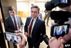 2025년 2월 25일 워싱턴 D.C. 의회에서 마이크 존슨 미국 공화당 하원의장이 기자들의 질문을 받고 있다.