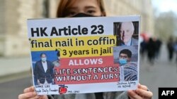 Demonstrasi di depan Kantor Pembangunan Luar Negeri dan Persemakmuran di London sebagai protes terhadap pemberlakuan Pasal 23 Undang-Undang Keamanan Nasional di Hong Kong pada 23 Maret 2024. (Foto: AFP)