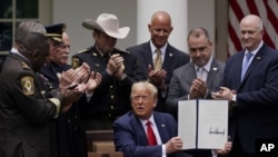 在华盛顿的白宫玫瑰园，美国总统特朗普签署了一项关于警察改革的行政命令（20年6月16日）。