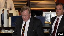 Utusan khusus AS untuk HAM Korea Utara, Robert King (kiri) dan pejabat lembaga bantuan AS (USAID) Jon Brause usai pembicaraan di Beijing (7/3).