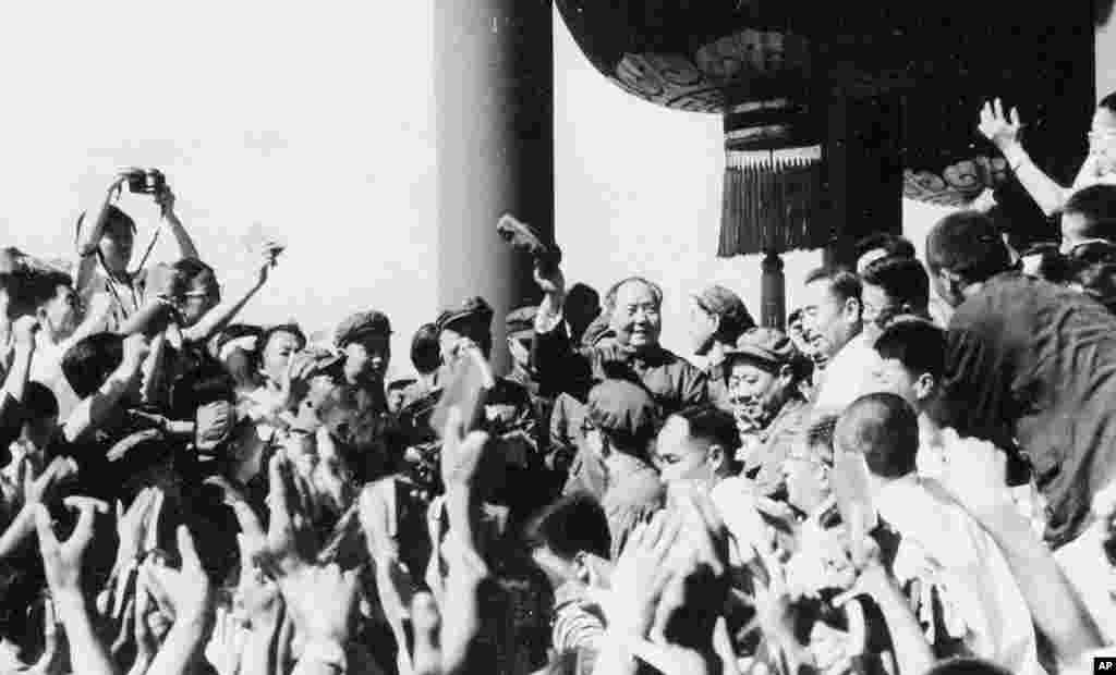 1966年8月,毛泽东和周恩来接见北京等地的红卫兵。 在这之前,中国共产党第八届中央委员会第十一次全体会议(扩大)在北京召开。列席会议的有中央文革小组全体成员和首都高等学校的“革命师生”代表47人。 全会根据毛泽东的提议改组了中央领导机构,刘少奇的地位排名从第二降到第八名。 会议期间, 《人民日报》发表毛泽东写的大字报《炮打司令部——我的一张大字报》,指出“某些领导同志”“站在反动的资产阶级立场,实行资产阶级专政”。大字报的矛头直指刘少奇和邓小平。