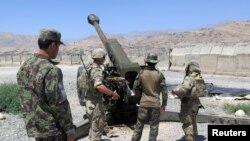 资料照片：在阿富汗瓦尔达克阵阿富汗国民军一处炮兵阵地的美军顾问。(2018年8月6日)