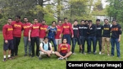 Anggota fraternity Alpha Lambda Nu di Cornell University berkumpul di kampusnya di New York.