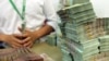 Nhân viên ngân hàng chuẩn bị tiền mặt cho khách giao dịch tại một ngân hàng ở Hà Nội, Việt Nam, ngày 13 tháng 5 năm 2015.