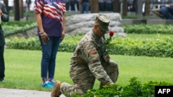 Pripadnik američke vojske odaje počast žrtvama terorističkog napada u Njujorku (Foto: KENA BETANCUR / AFP)