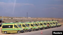 Ambulans tampak berjejer saat kunjungan Perdana Menteri Mesir Mostafa Madbouly ke perbatasan Rafah antara Mesir dan Jalur Gaza, di tengah konflik Israel dan Hamas, di Rafah, Mesir, 31 Oktober 2023. (Foto: REUTERS/Mohamed Abd El Ghany)