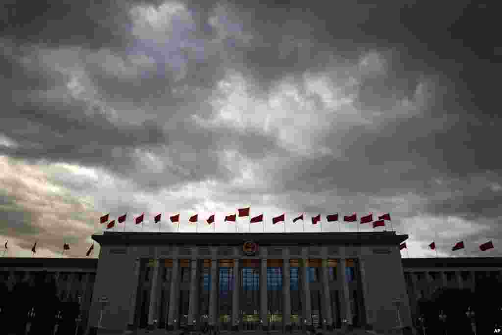 2018年9月30日,在中华人民共和国成立69周年国庆节前夕,人民大会堂,天低云暗,乌云密布,阴云压顶。这张照片和上一张,哪张能象征中国今后几年的前景?或者两图各自象征其中的一部分,光明和阴暗并存?