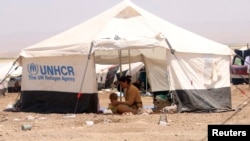 叙利亚雅兹迪难民在东北部诺鲁齐难民营帐篷里
