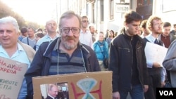 去年秋季莫斯科的一场大型反战和反政府示威中，一名示威者手举标语牌显示普京统治进入倒计时。（美国之音白桦拍摄）