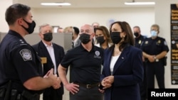 美国副总统哈里斯与美国国土安全部部长马约卡斯一同访问美-墨边境附近的埃尔帕索移民处理中心。哈里斯在访问期间与一名美国边境巡逻队特工交谈。（2021年6月25日）