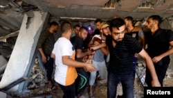 ជន​ជាតិ​ប៉ាឡេស្ទីន​រង​របួស​នៅ​កន្លែង​វាយ​ប្រហារ​របស់​អ៊ីស្រាអែល​លើ​អគារ​លំនៅដ្ឋាន ខណៈ​ដែល​ជម្លោះ​រវាង​អ៊ីស្រាអែល និង​ក្រុម​អ៊ិស្លាម​ប៉ាឡេស្ទីនហាម៉ាស់ (Hamas) នៅ​ក្នុង​ក្រុង Khan Younis ក្នុង​តំបន់​ហ្កាហ្សា​ភាគ​ខាង​ត្បូង​មាន​ជាបន្ត នៅ​ថ្ងៃទី៧ ខែវិច្ឆិកា ឆ្នាំ២០២៣។