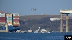 Ostaci srušenog mosta u rijeci Patapsko u Baltimoru (Foto: Mandel NGAN / AFP)