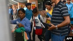 Beberapa perempuan dan anak perempuan Nepal yang berhasil diselamatkan dari perdagangan manusia di India, tiba di bandara Kathmandu (foto: ilustrasi). 