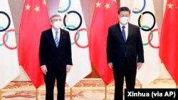 中共党媒新华社发布的中国领导人习近平在北京会见国际奥委会主席巴赫的照片。（2022年1月25日）