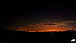Fotografija večernjeg neba na kojem se vide svijetleće tačke u naselju Lebanon u Nju Džersiju, 5. decembra 2024. (Foto: AP/Trisha Bushey)