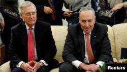 Pemimpin Mayoritas Senat AS, Mitch McConnell dari Partai Republik (kiri) dan Pemimpin Minoritas Senat AS Chuck Schumer (Partai Demokrat) menghadiri rapat di Gedung Putih, 7 Desember lalu (foto: dok). 