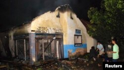 Pengikut aliran minoritas Islam Ahmadiyah memadamkan masjid yang terbakar di Desa Ciampea, Jawa Barat, 1 Oktober 2010, sebagai ilustrasi. (Foto: Reuters)