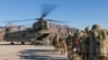 Tentara Amerika Serikat memasuki helikopter Chinook menuju ke Afghanistan, 15 Januari 2019.