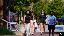 Mahasiswa mengenakan masker di kampus University of North Carolina di Chapel Hill, 18 Agustus 2020. (Foto: AP)