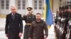Presiden Lituania Gitanas Nauseda (kiri) dan Presiden Ukraina Volodymyr Zelenskyy menghadiri upacara penyambutan di Halaman Kepresidenan, Vilnius, Lituania, 10 Januari 2024. (Kantor Pers Kepresidenan Ukraina via AP)