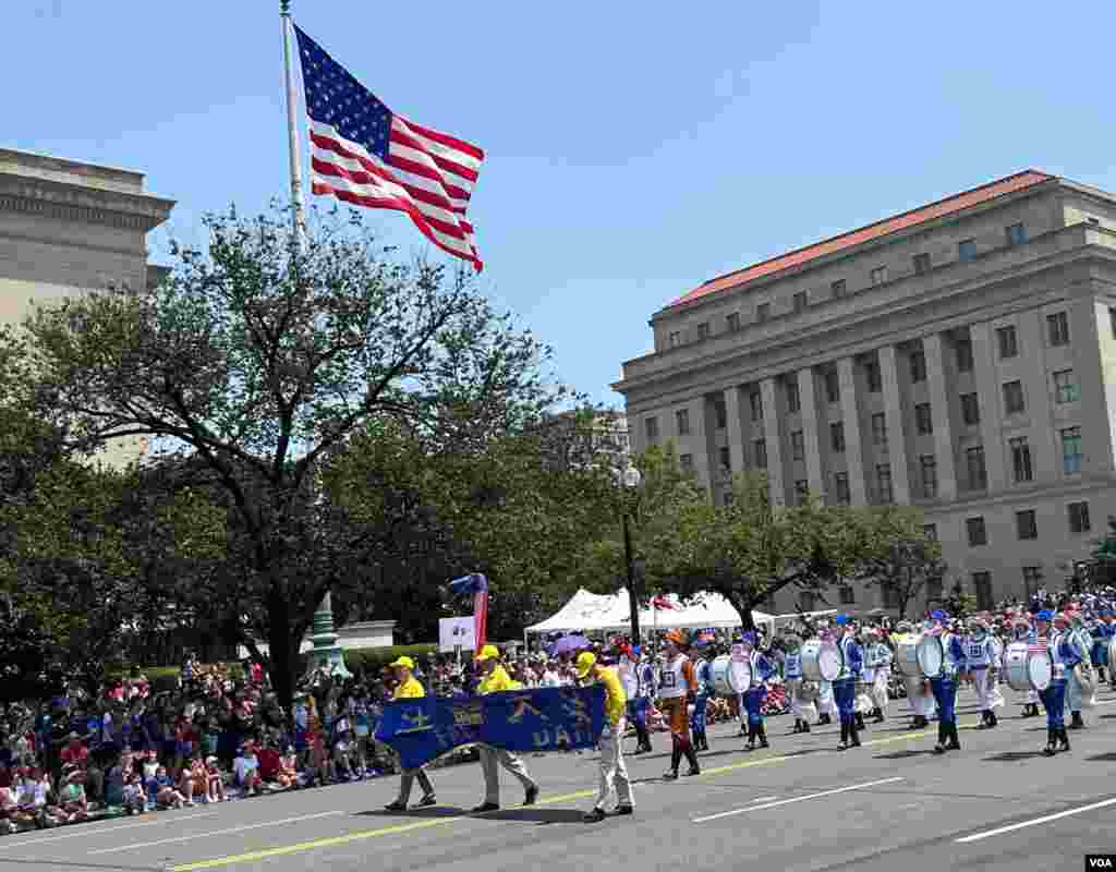 华盛顿独立日庆祝游行街头即景。(2025年7月4日)